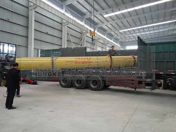 發(fā)往河北承德2m&times;8m雞糞烘干機(jī)裝貨現(xiàn)場(chǎng)