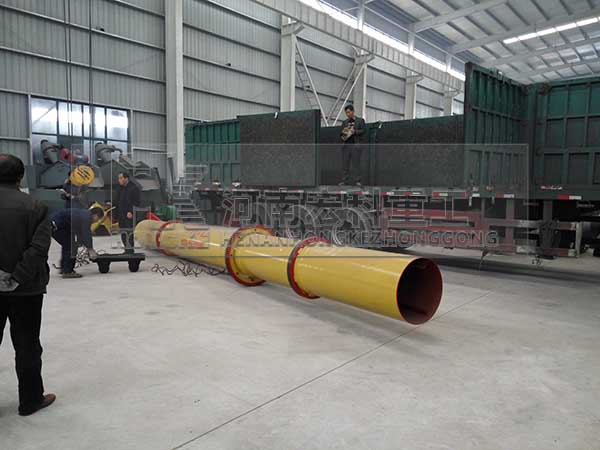 發(fā)往河北承德2m&times;8m雞糞烘干機(jī)裝貨現(xiàn)場(chǎng)